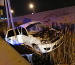 В Астрахани автомобиль, уходя от полицейской погони, опрокинулся с моста