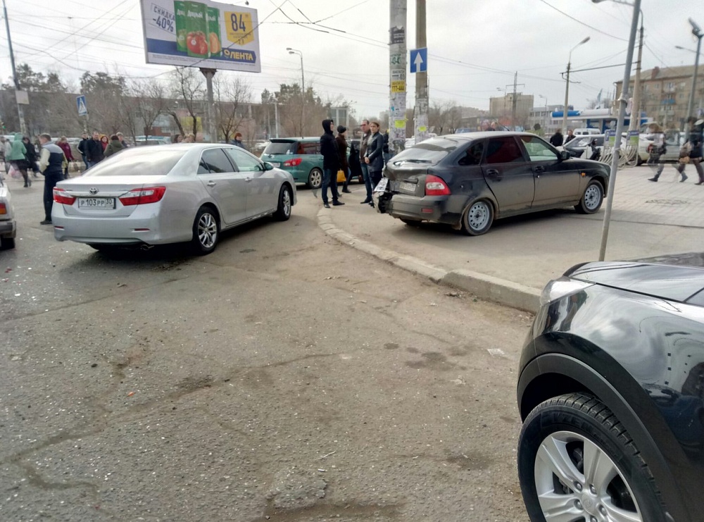 В Астрахани в ДТП возле ТЦ «Ярмарка» пострадало пять машин