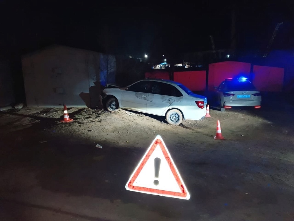 Молодой астраханец вместе с другом-подростком угнал такси и попал в аварию