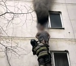 В Астрахани при пожаре в девятиэтажке пострадала в огне женщина
