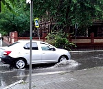 Коммунальщики вышли на борьбу с потопом в Астрахани