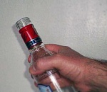 Астраханец украл из магазина бутылку водки и прошел сквозь дверь