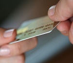 В Астраханской области 20-летняя сельчанка украла у подруги банковскую карту