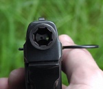 В одном из дворов Астрахани мужчина нашел пистолет