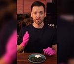 Известный повар поделился рецептом икряников из астраханской черной икры