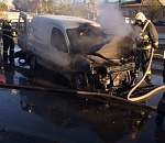 В Астрахани у Больших Исад сгорело "Пежо": кадры сильного возгорания