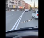 Обман зрения? Водителей удивила странная волнистая разметка в центре Астрахани