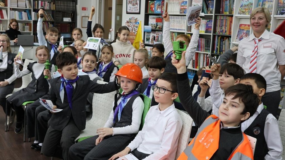 Астраханским школьникам рассказали о профессии «монтёр пути»