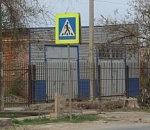 В Астрахани пешеходам приходилось топтаться по придорожному памятнику