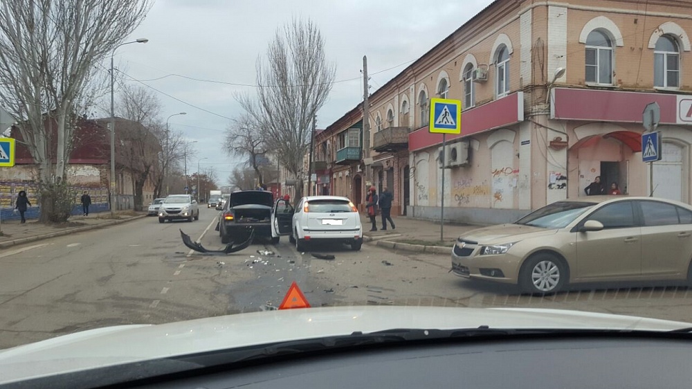 Утро понедельника добрым не бывает: в центре Астрахани произошло тройное ДТП