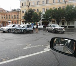 Такси и Mercedes столкнулись в центре Астрахани