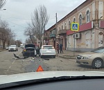 Утро понедельника добрым не бывает: в центре Астрахани произошло тройное ДТП