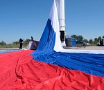 Астрахань обновила самый большой триколор в низовьях Волги
