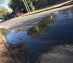 В Астрахани из-под асфальта бьёт вода. Водоканал не реагировал
