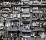 В Астрахани женщина вылезла на внешний блок сплит-системы на 6 этаже