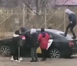 В Астрахани малолетки разгромили стоящую во дворе машину: видео