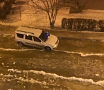 В Астрахани Лады вмерзли в коммунальный лед