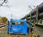 Под Астраханью столкнулись грузовой поезд и ГАЗель: есть погибший