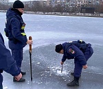 Лед на водоемах и каналах Астрахани остается опасно тонким