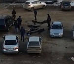 Вчерашнее задержание шестерых мужчин у ТЦ "Три Кота" попало на видео