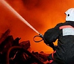 Ночью в Астрахани сгорели склад и автомобиль