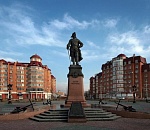 Не дельный обзор. В Астрахани стороны горизонта легко определить по памятникам