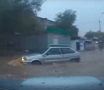 На борьбу с потопом в Астрахани выйдут 29 единиц техники. ВИДЕО бесплатной мойки под мостом