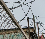 В Астрахани сотрудника колонии спустили по лестнице