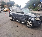 Приземлился на крышу: момент жесткой аварии с мотоциклистом в Астрахани