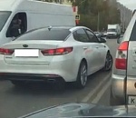 Милый, две полоски: в Астрахани водитель иномарки объехал пробку по встречке