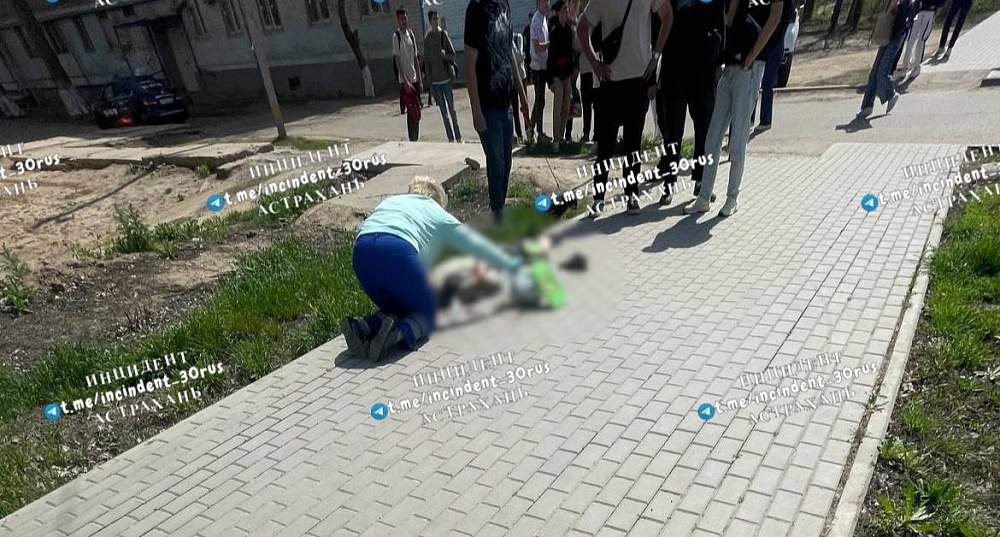 В Астрахани два подростка на самокатах угодили под машину 