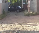 В Астрахани сразу несколько автомобилей облюбовали заборы