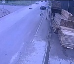 Мужчина с блатными номерами сбил молодую астраханку на пешеходном переходе: видео 