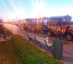 Как это произошло? На Набережной в Астрахани в детский паровозик въехала велосипедистка 