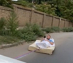 Водителя, который катал по городу на матрасе астраханского блогера, привлекли к ответственности