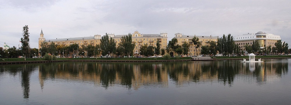 В Астрахани ремонтируют остановку «Лебединое озеро»