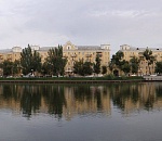 В Астрахани ремонтируют остановку «Лебединое озеро»