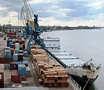 Астраханский порт еще отстает по грузообороту прошлогоднего графика, но уже сократил отставание наполовину