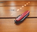 У астраханского подростка под угрозой ножа отобрали телефон, который якобы собирались купить