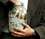 Астраханцы копят с зарплаты на «черный день» и недвижимость 