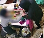 В Астрахани 19-летний парень ворвался в шаурмичную, ударил ее работницу и взял часть выручки