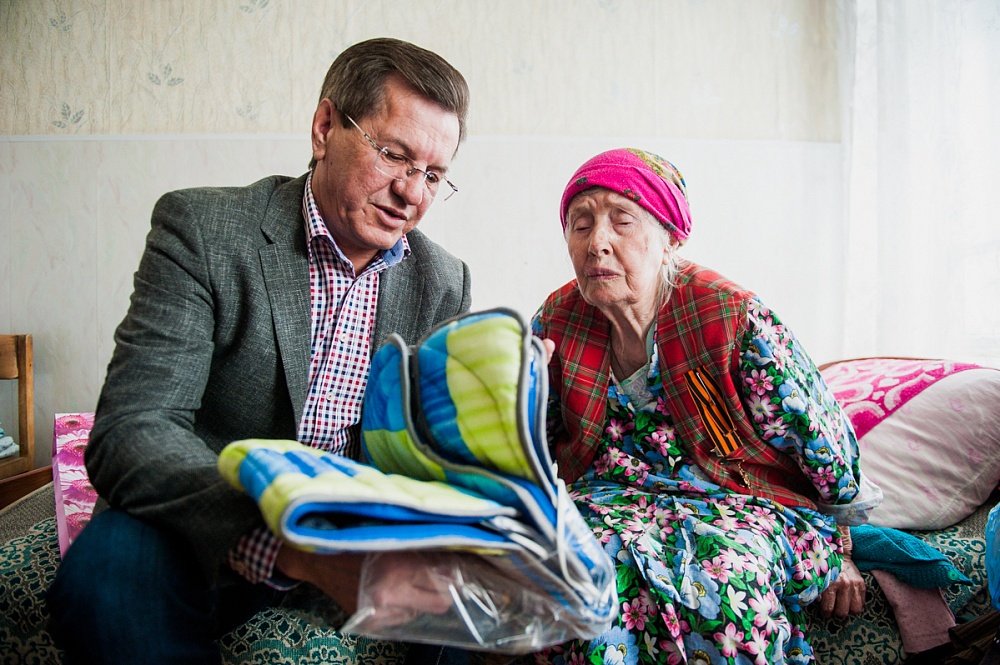 Александр Жилкин поздравил с наступающим Днём Победы ветерана войны Александру Мидонову 