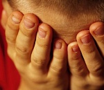 Астраханка на глазах у 10-летнего сына убила котёнка