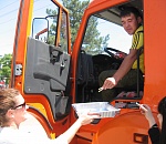 На астраханском заводе работникам сигареты меняют на конфеты