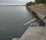 В Астрахани прямо в Волгу из трубы сливается черная жижа