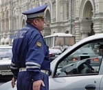 Чтобы не платить штраф, астраханец забаррикадировался в машине