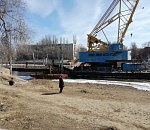 Затонувшие понтоны моста на «десятку» в Астрахани поднимают из воды