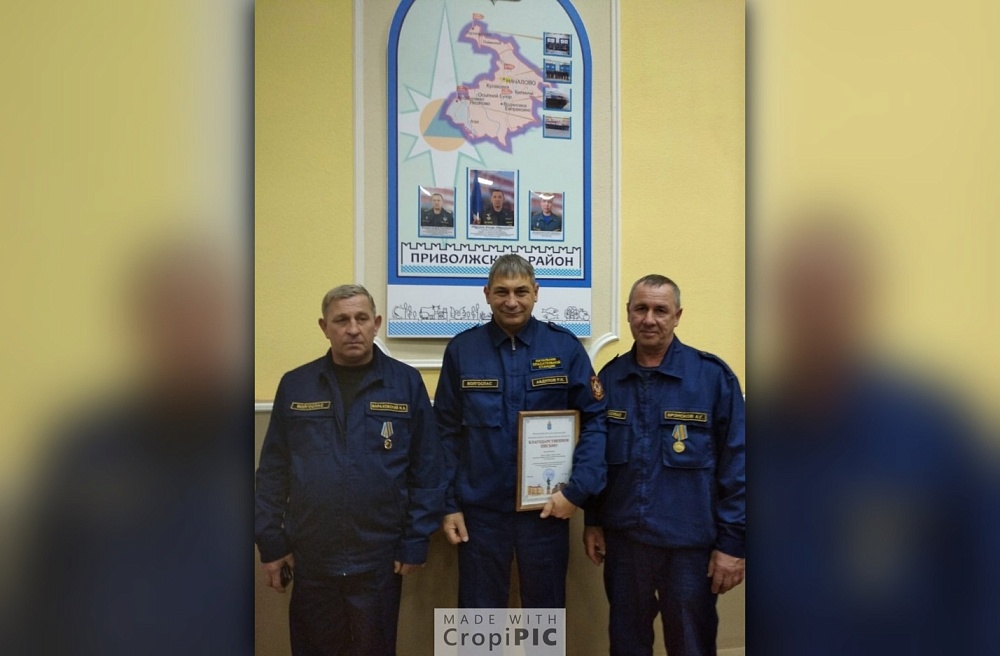 Астраханских матросов наградили за спасение людей с терпящего бедствие судна