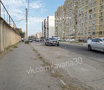 В Астрахани Audi провалилась в огромную дыру в асфальте