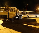 В Астрахани легковушка столкнулась с автобусом, ехавшим на буксире грузовика